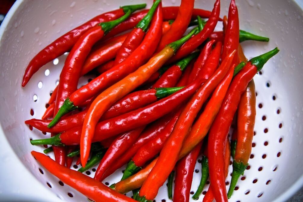It is recommended to add hot peppers to the dish in small quantities and fresh.